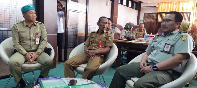 PPIU dari Program YESS di Kalsel audiensi Bupati Tanah Laut Sukamta, Senin (06/02/2023) di Pelaihari. (Foto: Tim Humas SMK PP Negeri Banjarbaru)