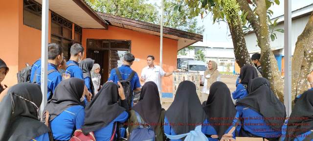 Rombongan SMK-PP N Banjarbaru disambut Dimas Yoga S selaku Kepala Gudang Bulog Kanwil Kalsel. (Foto: Tim Humas SMK PP Negeri Banjarbaru)