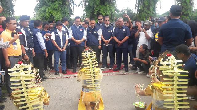 Tari Baksa Kambang menyambut kedatangan Anies Baswedan, Kamis (16/2/2023) di kediaman Ketua DPW Partai NasDem Kalsel H Mansyur di Banjarbaru. (Foto: Katajari.com)