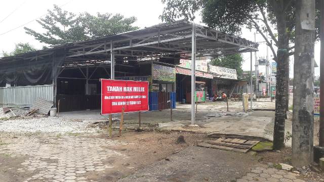 Plang dan kawat berduri di Jalan Karang Anyar 1 Kelurahan Loktabat Utara Kota Banjarbaru. (Foto: Katajari.com)