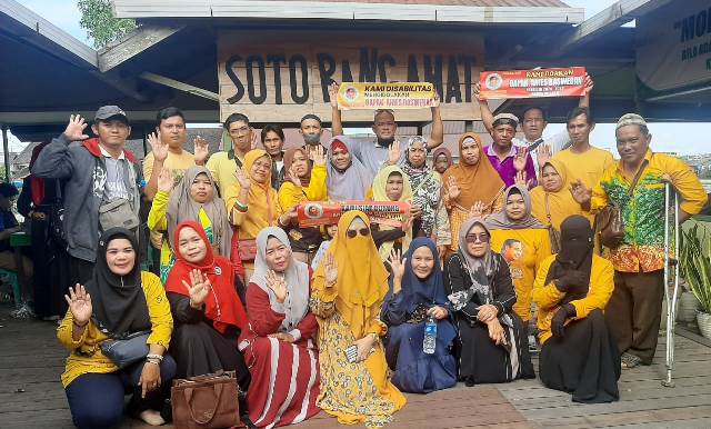 Para disabilitas dan Sobat Anies Nasional Kalsel di rumah makan Soto Bang Amat di Banjarmasin, Jumat (17/2/2023). (Foto: Sobat Anies Nasional Kalsel)