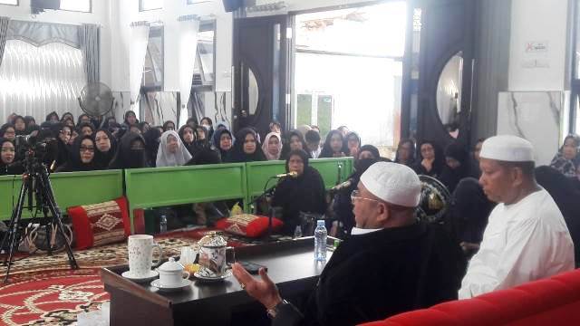 Anggota DPR RI Habib Abu Bakar al Habsyi yang juga Sekjen PKS ketika di Majelis Assayidah Khadijatul Qubro, Selasa (21/2/2023) di Pasayangan Barat, Martapura. (Foto: Katajari.com)