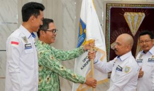 Kasmayuda (dua kanan) resmi dilantik sebagai Ketua Dewan Pimpinan Cabang (DPC) Asosiasi Pemerintah Desa Seluruh Indonesia (Apdesi) Kabupaten Banjar Provinsi Kalimantan Selatan (Kalsel), Rabu (22/2/2023). (Foto: Kominfo Kabupaten Banjar/Katajari.com)