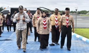 Ketua Kwarnas Pramuka Budi Waseso Budi Waseso disambut Ketua Kwarda Pramuka Kalsel Hj. Raudatul Jannah di VIP Room Bandara Syamsuddin Noor di Banjarbaru, Sabu (4/2/2023). (Foto: Adpim Setdaprov Kalsel)
