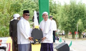 Paman Birin menyerahkan duplikat kunci mobil, Sabtu (18/2/2023) di Kiram Park. (Foto: Adpim Setdaprov Kalsel/Katajari.com)