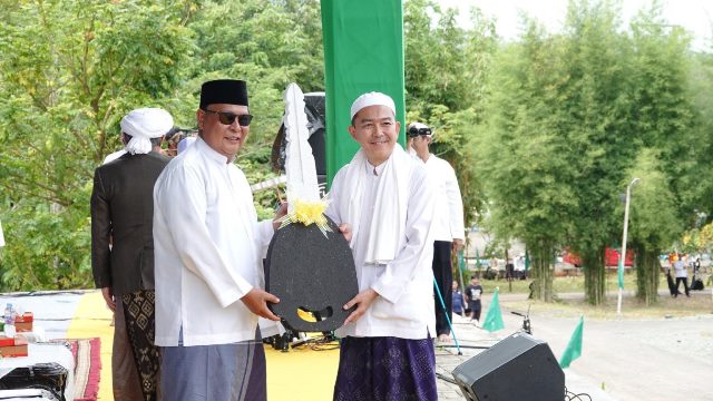 Paman Birin menyerahkan duplikat kunci mobil, Sabtu (18/2/2023) di Kiram Park. (Foto: Adpim Setdaprov Kalsel/Katajari.com)