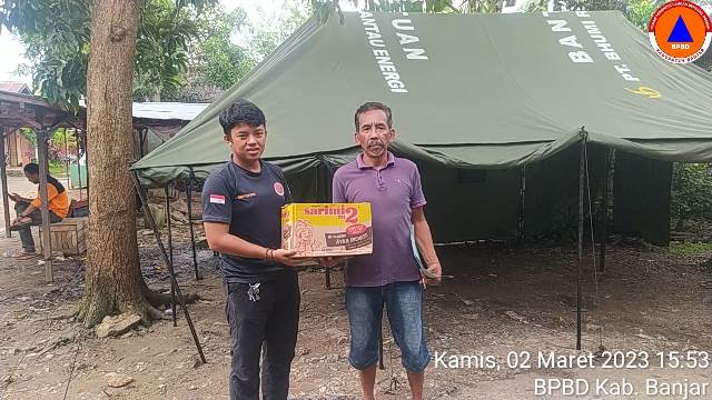 Tim Reaksi Cepat BPBD Kabupaten Banjar lakukan monitoring beberapa titik terendam bajir dan salurkan bantuan, Kamis (2/3/2023). (Foto: Kominfo Kabupaten Banjar/Katajari.com)