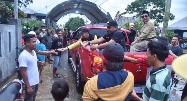 Paman Birin saat meninjau warga terdampak banjir di kawasan Martapura Barat pada Kamis (2/3/2023) pagi. Foto: Adpim Setdaprov Kalsel/Katajari.com)