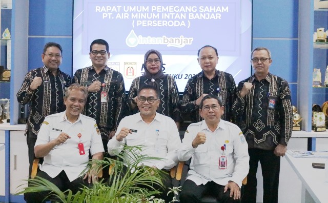 Para pemegang saham dan jajaran direksi PT Air Minum Intan Banjar usai RUPS, Rabu (1/3/2023) di Banjarbaru. (Foto: Humas PT Air Minum Intan Banjar/Katajari.com)
