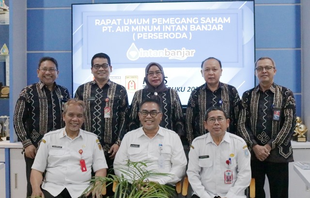 Pemegang saham dan manajemen PT Air Minum Intan Banjar usai pelaksanaan RUPS dan penetapan direktur teknik baru, Rabu (1/3/2023). (Foto: Humas PT Air Minum Intan Banjar/Katajari.com)