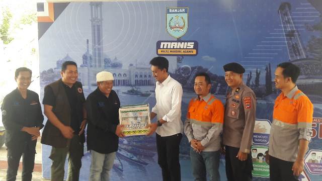 Bupati Banjar H Saidi Mansyur menyerahkan simbolis bantuan PT AGM kepada perwakilan FJB, Jumat (3/3/2023) di Mahligai Sultan Adam Martapura. (Foto: Katajari.com)