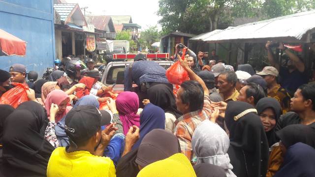 Bantuan paket sembako diserbu korban terdampak banjir di Kelurahan Keraton Kabupaten Banjar, Jumat (3/3/2023) siang. (Foto: Katajari.com)