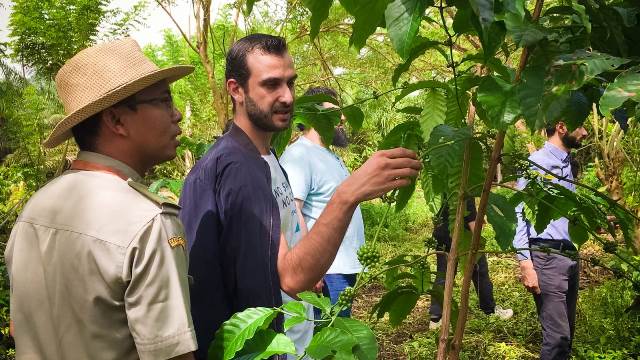 TEFA SMK-PPN Banjarbaru mendapat kunjungan dari Biji Kopi Borneo Banjarbaru bersama investor asing yang bergerak di bidang perkebunan Kopi, Kamis (02/03/2023). (Foto: Tim Humas SMK PP Negeri Banjarbaru/Katajari.com)