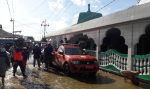 BPBD Kabupaten Banjar dukung pihak ketiga distribusi bantuan untuk warga terdampak banjir, Jumat. (Foto: Katajari.com)