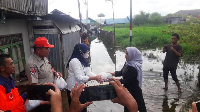 Penyerahan simbolis bantuan sembako bagi warga terdampak banjir di Kelurahan Keraton Martapura, Senin (6/3/2023). (Foto: Katajari.com)