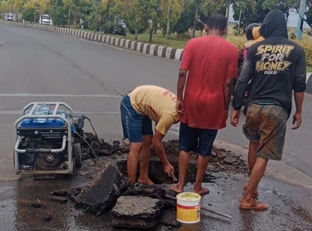 Perbaikan pipa di Jalan Angkasa, Kecamatan Landasan Ulin, Kota Banjarbaru, Provinsi Kalimantan Selatan. (Foto: Humas PTAM Intan Banjar/Katajari.com)