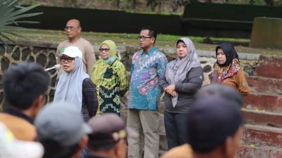 Kepala Dishut Kalsel Hj Fathimatuzzahra memimpin apel Jumat (14/4/2023) pagi di Plaza Suharto Tahura Sultan Asam Mandiangin. (Foto: Dishut Kalsel/Katajari.com)