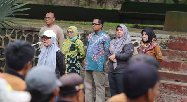 Kepala Dishut Kalsel Hj Fathimatuzzahra memimpin apel Jumat (14/4/2023) pagi di Plaza Suharto Tahura Sultan Asam Mandiangin. (Foto: Dishut Kalsel/Katajari.com)