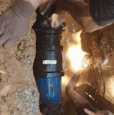 Pipa distribusi Zona BLK Boster Muslimin Kota Banjarbaru, yang diperbaiki Kamis (27/4/2023). (Foto: Humas PT Air Minum Intan Banjar/Katajari.com)