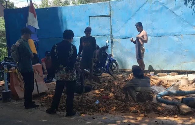 Distribusi air Zona BLK Boster Muslimin Kota Banjarbaru, Jumat (28/4/2023) sudah lancar dialirkan kepada pelanggan di wilayah tersebut. (Foto: Humas PT Air Minum Intan Banjar/Katajari.com)