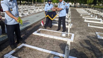 Menjelang Hari Bhakti Pemasyarakatan ke- 59, ratusan pegawai kantor Wilayah Kemenkumham Kalsel, tabur bunga di Taman Makam Pahlawan Banjarbaru, Kamis (6/4/2023). (Foto: Kanwil Kemenkumham Kalsel/Katajari.com)