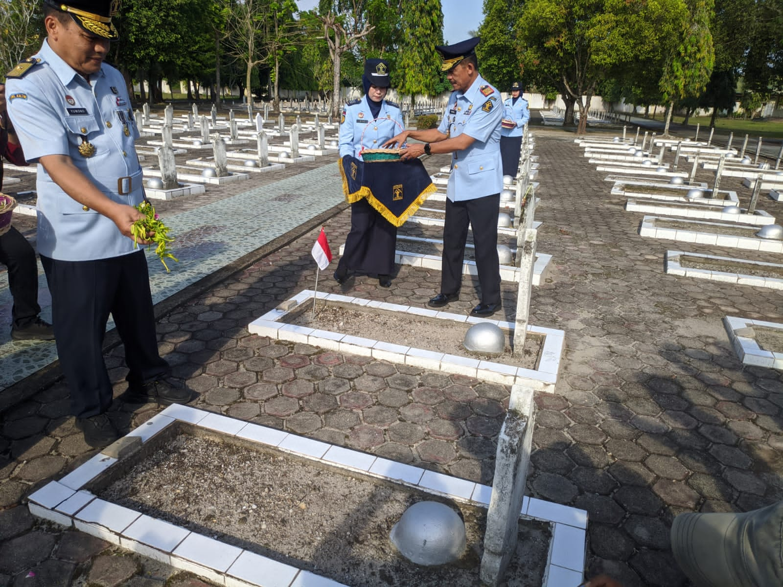 Menjelang Hari Bhakti Pemasyarakatan ke- 59, ratusan pegawai kantor Wilayah Kemenkumham Kalsel, tabur bunga di Taman Makam Pahlawan Banjarbaru, Kamis (6/4/2023). (Foto: Kanwil Kemenkumham Kalsel/Katajari.com)