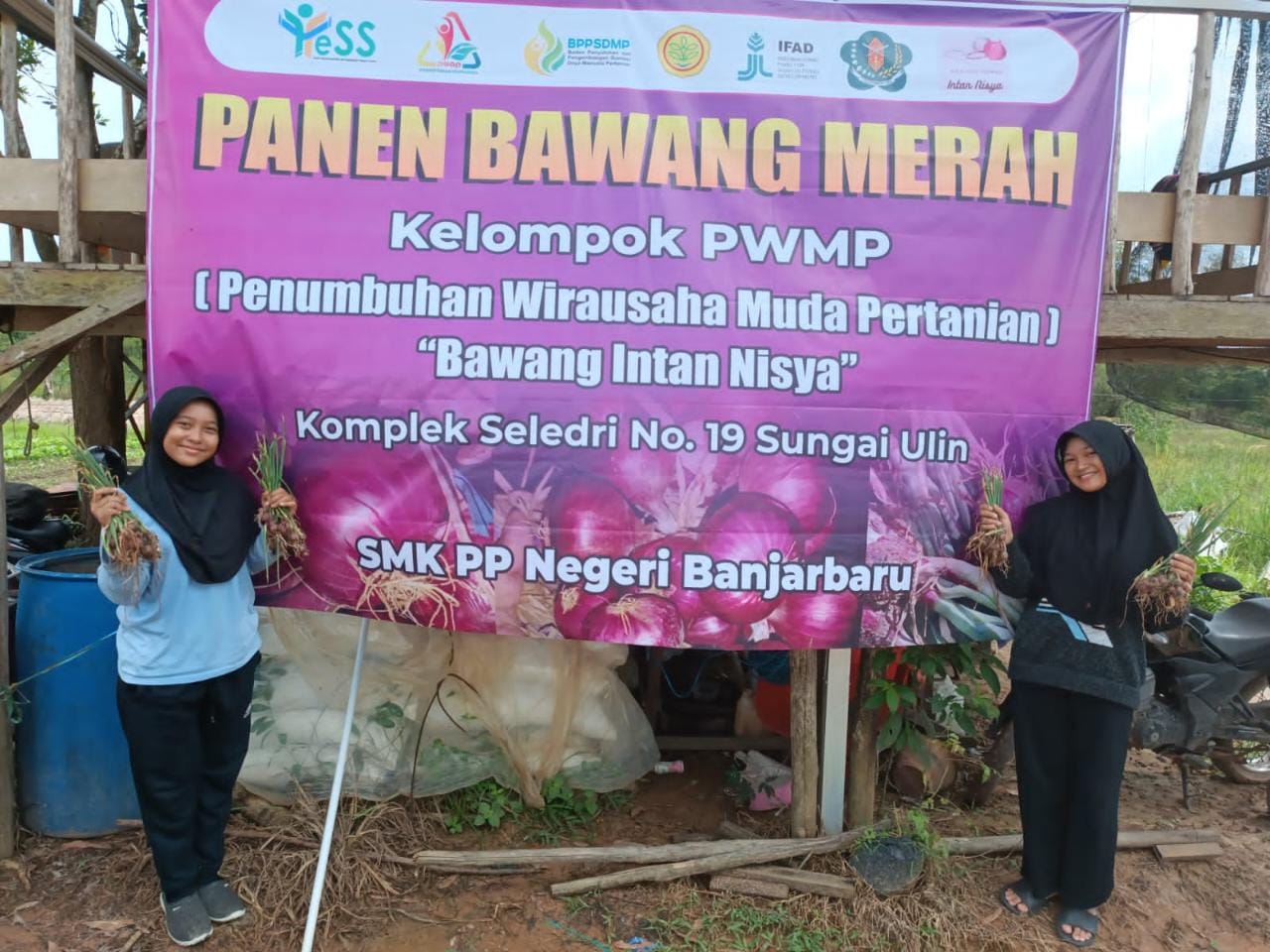 Dua siswi SMK PPN sukses kembangkan budidaya bawang merah. (Foto: Tim Humas SMK PP Negeri Banjarbaru/Katajari)