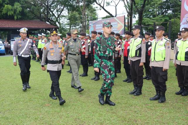Dandim 1006Banjar Letkol Zulkifer Sembiring pengecekan kesiapan pelaksanaan Operasi Ketupat 2023, didampingi Kapolres Banjar AKBP Ifan Hariyat dan Kasatpol PP Kabupaten Banjar Irwan Kumar, Senin (17/4/2023). (Foto: Humas Polres Banjar/Katajari.com)