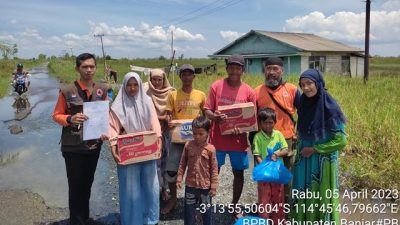 Distribusi Logistik Lokasi Terdampak Banjir di Desa Tajau Landung