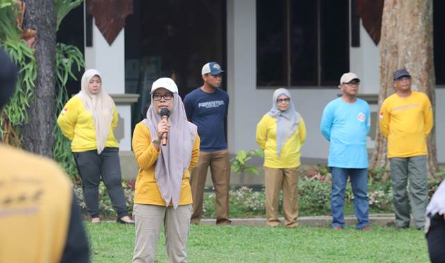 Kepala Dishut Kalsel Hj Fathimatuzzahra memimpin kegiatan rutin kerja bakti bersama pembersihan lingkungan sekitar kantor, Selasa (2/5/2023) pagi. (Foto: Dishut Kalsel/Katajari.com)
