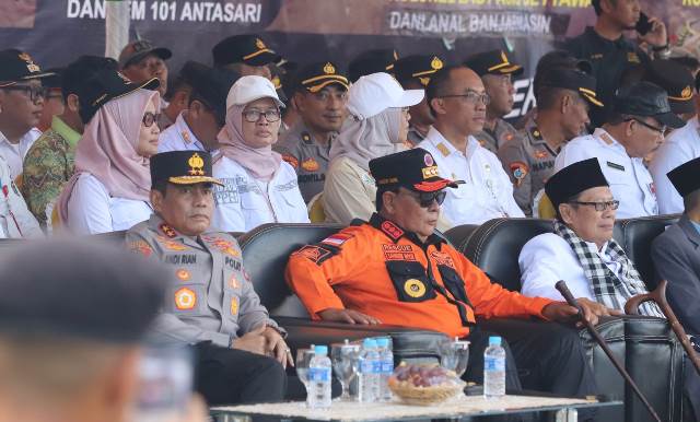 Apel Siaga Menghadapi Bencana Kebakaran Hutan dan Lahan serta Peringatan Hari Kesiapsiagaan Bencana (HBK) Tahun 2023 digelar di Lapangan Ponpes Darul Hijrah Putra Cindai Alus, Rabu (3/5/2023). (Foto: Dishut Kalsel/Katajari.com)