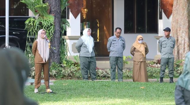 Fathimatuzzahra memberikan arahan saat pelaksanaan kegiatan rutin apel Senin (15/5/2023) pagi di halaman kantor setempat, diikuti seluruh pegawai dan Polisi Kehutanan. (Foto: Dishut Kalsel/Katajari.com)