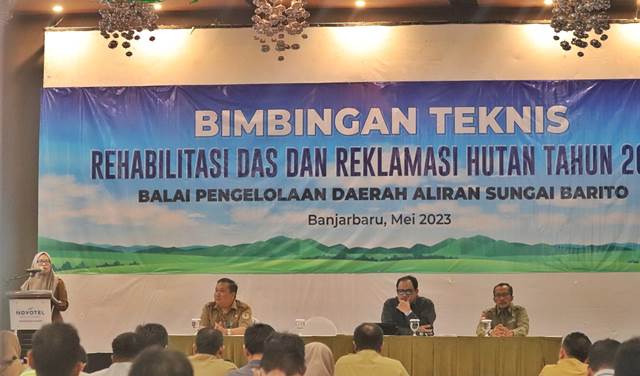 Kepala Dinas Kehutanan (Dishut) Provinsi Kalimantan Selatan (Kalsel) Hj. Fathimatuzzahra membuka acara Bimbingan Teknis (Bimtek) Rehabilitasi DAS dan Reklamasi Hutan Tahun 2023, Selasa (23/5/2023) siang di Hotel Novotel Banjarbaru. (Foto: Dishut Kalsel/Katajari.com)