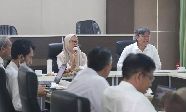 Fathimatuzzahra menyampaikan beberapa peran penting Perizinan Berusaha Pemanfaatan Hutan (PBPH) dalam pencapaian target FOLU Net Sink 2030, Rabu (24/5/2023). (Foto: Dishut Kalsel/Katajari.com)