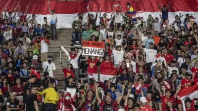 Sejumlah pendukung Timnas Indonesia U-22 memegang poster dukungan jelang final sepak bola SEA Games 2023 di National Olympic Stadium, Phnom Penh, Kamboja, Selasa (16/5/2023). (Foto: ANTARA FOTO/Muhammad Adimaja)