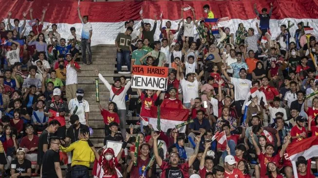 Sejumlah pendukung Timnas Indonesia U-22 memegang poster dukungan jelang final sepak bola SEA Games 2023 di National Olympic Stadium, Phnom Penh, Kamboja, Selasa (16/5/2023). (Foto: ANTARA FOTO/Muhammad Adimaja)