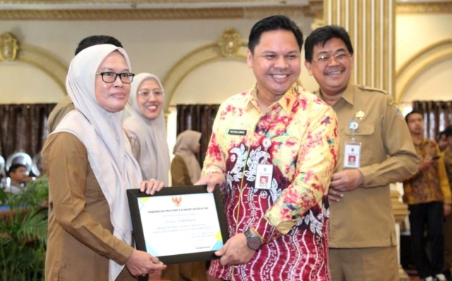 Kepala Dishut Kalsel Kalsel, Fathimatuzzahra menerima anugerah terbaik tiga kategori media sosial AMPK 2023 dari Gubernur Kalsel H Sahbirin Noor melalui Sekda Kalsel Roy Rizali Anwar, Selasa (9/5/2023). (Foto: Kominfo Kalsel/Katajari.com)