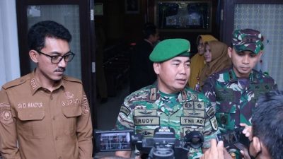 Bupati Banjar H Saidi Mansyur bersama Danrem 101/Antasari Brigjen TNI Rudi Puruwito dan Dandim 1006 Banjar Letkol Kav Zulkifer Sembiring, Senin (15/5/2023) siang di Mahligai Sultan Adam Lantai I, Martapura. (Foto: Kominfo Kabupaten Banjar/Katajari.com)