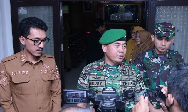 Bupati Banjar H Saidi Mansyur bersama Danrem 101/Antasari Brigjen TNI Rudi Puruwito dan Dandim 1006 Banjar Letkol Kav Zulkifer Sembiring, Senin (15/5/2023) siang di Mahligai Sultan Adam Lantai I, Martapura. (Foto: Kominfo Kabupaten Banjar/Katajari.com)