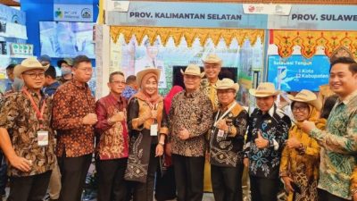 Menteri PPN/ Kepala Bappenas RI, Suharso yang berkesempatan berkunjung ke Stan Provinsi Kalimantan Selatan (Kalsel), dan tertarik dengan program inovasi daerah dari Gubernur Kalsel H Sahbirin Noor atau Paman Birin, Selasa (16/5/2023). (Foto: Adpim Setdaprov Kalsel/Katajari.com)