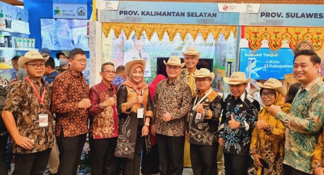 Menteri PPN/ Kepala Bappenas RI, Suharso yang berkesempatan berkunjung ke Stan Provinsi Kalimantan Selatan (Kalsel), dan tertarik dengan program inovasi daerah dari Gubernur Kalsel H Sahbirin Noor atau Paman Birin, Selasa (16/5/2023). (Foto: Adpim Setdaprov Kalsel/Katajari.com)