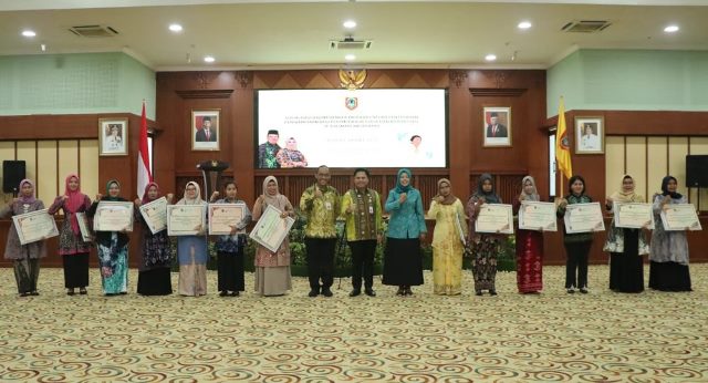 Paman Birin melalui Sekretaris Daerah Provinsi Kalsel, Roy Rizali Anwar memberikan apresiasi dengan menyerahkan penghargaan bagi Perempuan Berjasa dan Berprestasi se-Kalsel di Gedung Idham Chalid, Jumat (19/5/2023). (Foto: Adpim Setdaprov Kalsel/Katajari.com)