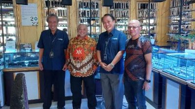 Owner The Zamrud Gallery, H Farhad Abdullah (kanan) bersama Anggota DPR RI Habib Aboe Bakar (dua kiri) dan perwakilan Kementerian Perdagangan, Rabu (3/5/2023) di The Zamrud Gallery di Martapura. (Foto: Katajari.com)