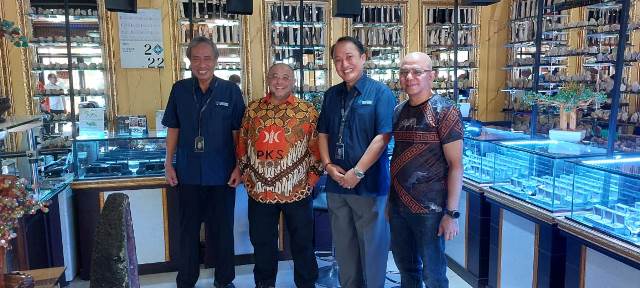 Owner The Zamrud Gallery, H Farhad Abdullah (kanan) bersama Anggota DPR RI Habib Aboe Bakar (dua kiri) dan perwakilan Kementerian Perdagangan, Rabu (3/5/2023) di The Zamrud Gallery di Martapura. (Foto: Katajari.com)