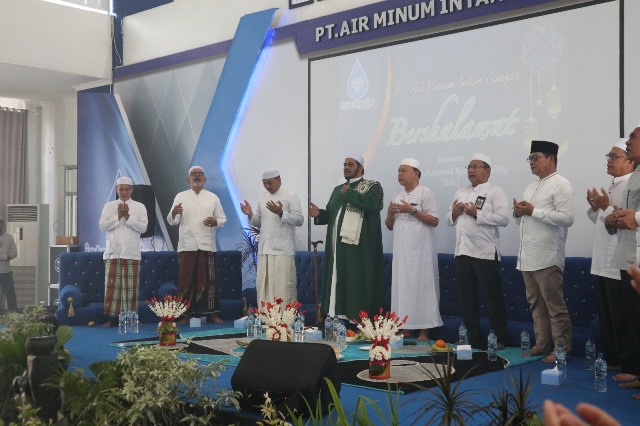 Lantunan syair syair selawat di kantor pusat PT Air Minum Intan Banjar (Perseroda) di Jalan Pangeran Hidayatullah Kota Banjarbaru, Jumat (5/5/2023). (Foto: Kominfo Kabupaten Banjar/Katajari.com)