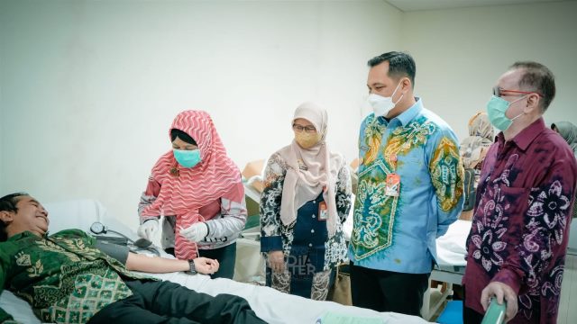 Wali Kota Banjarbaru H. M. Aditya Mufti Ariffin saksikan pendonor darah di RSD Idaman Kota Banjarbaru, Kamis (11/5/2023). (Foto: Kominfo Kota Banjarbaru/Katajari.com)