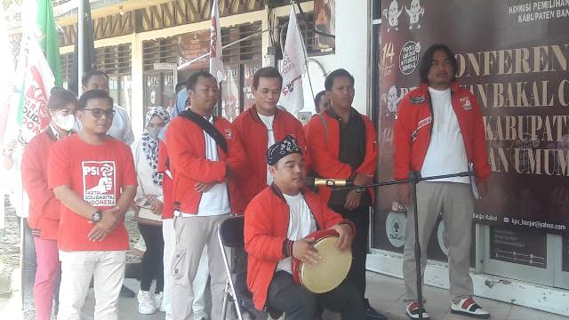 Hendra Wijaya lantunkan seni tradisional Madihin, Minggu (14/5/2023) siang. (Foto: Katajari.com)