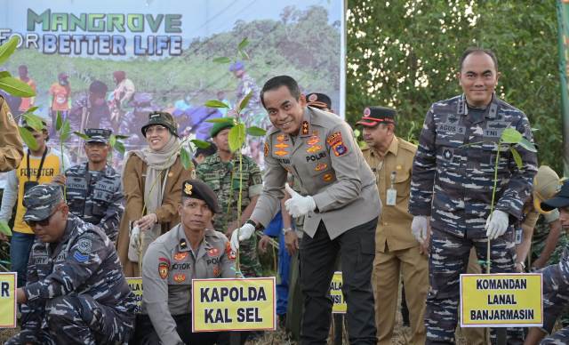 Kapolda Kalsel Irjen Pol Andi Rian Djajadi, S.I.K., M.H. bersama sejumlah Pejabat Utama Polda Kalsel melakukan penanaman Mangrove di Desa Pagatan Besar Kecamatan Tangkisung Kabupaten Tanah Laut (Tala), Senin (15/05/2023). (Foto: Humas Polres Banjar/Katajari.com)