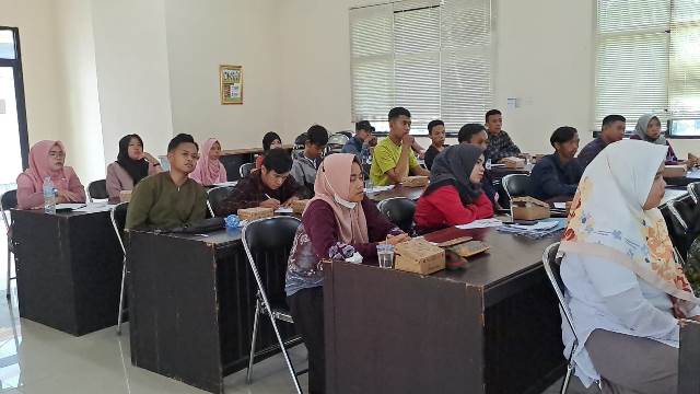 Training diikuti wirausahawan muda yang tergabung sebagai Penerima Manfaat (PM) Program YESS. (Foto: Tim Ekspos SMK PP Negeri Banjarbaru/Katajari.com)