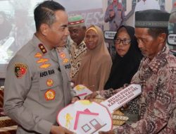 Presisi Polri, Kapolda Kalsel Serahkan Bantuan Bedah Rumah